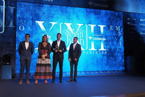 Equipo de Agrometal recibiendo el Premio San Juan