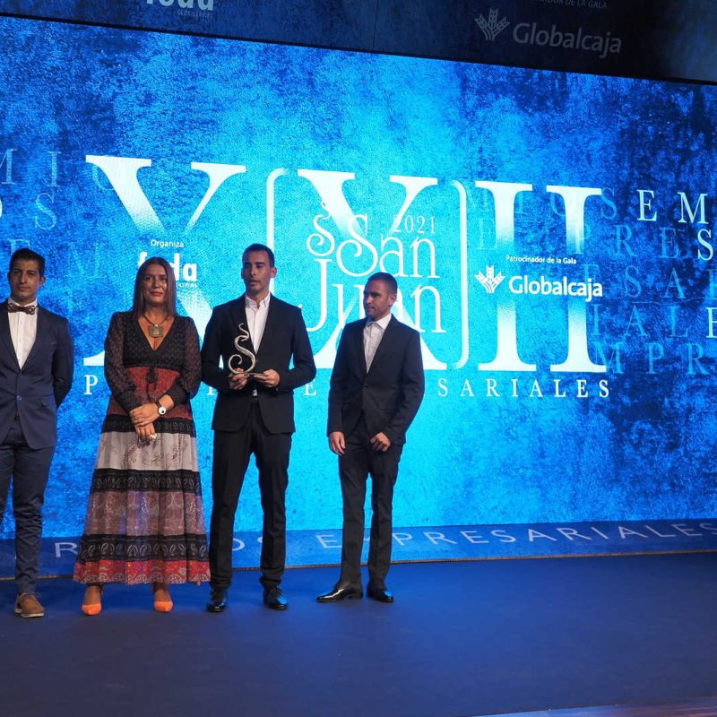 Equipo de Agrometal recibiendo el Premio San Juan