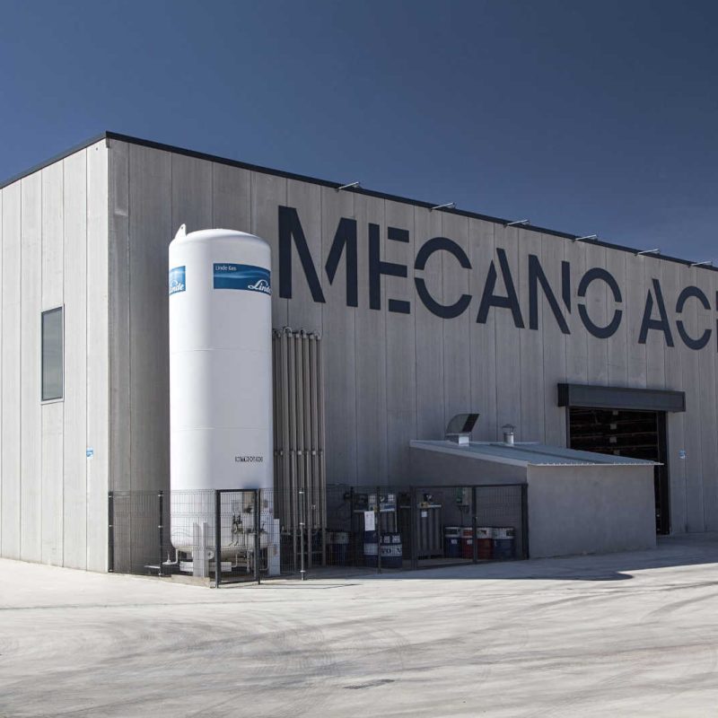 Exterior de la nave industrial Mecano Acid